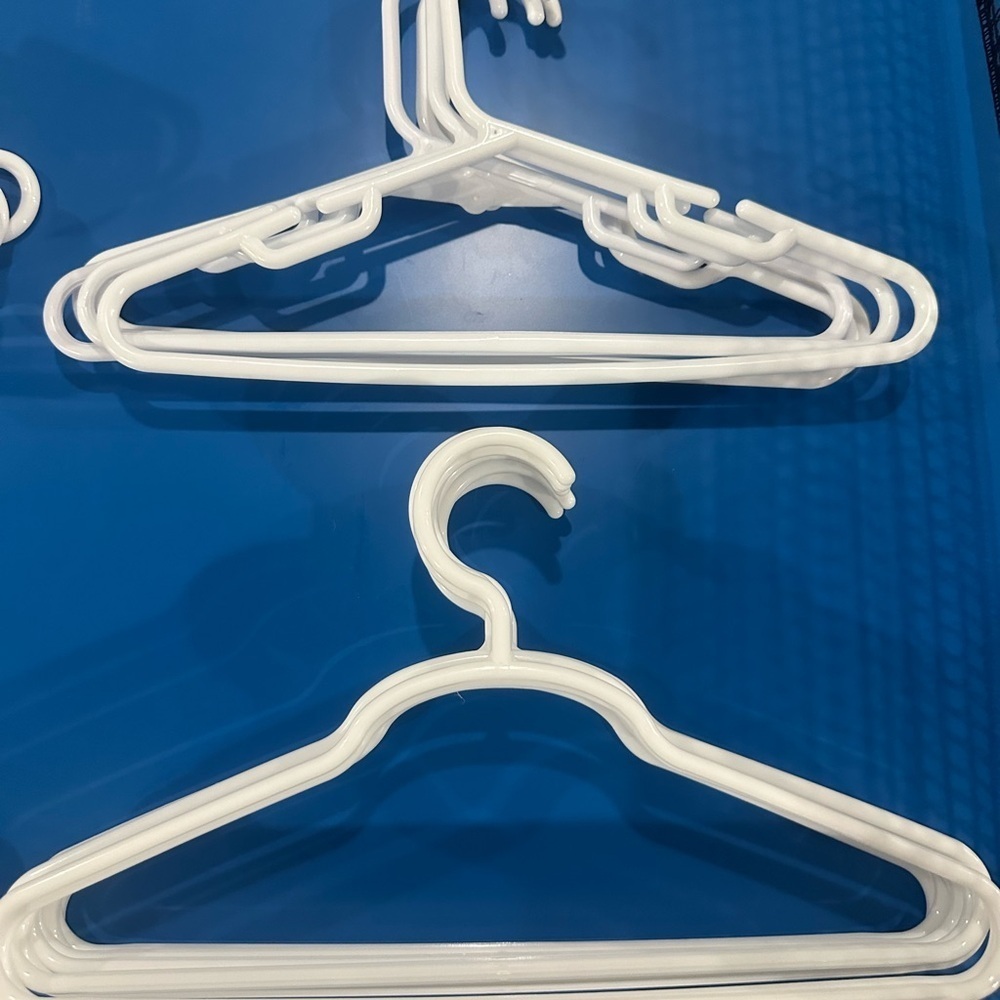 Lot of 65 children’s size plastic hangers. Variety - Picture 4 of 7